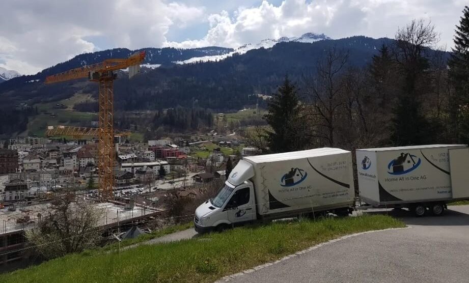 Anhaenger_kurve Der Sprinter des Umzugsunternehmen Home All In One aus Winterthur auf dem Weg eine Offerte zur Reinigung umzusetzen.